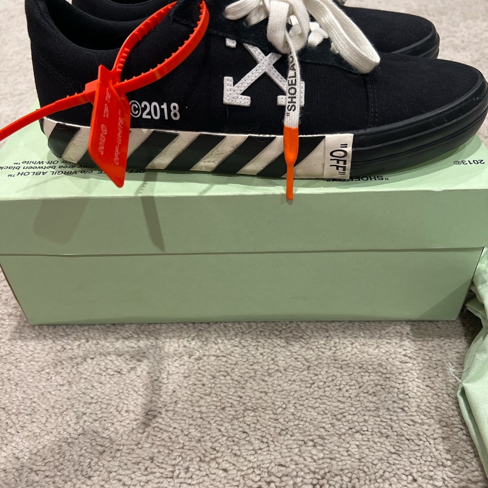 Off White VULC Low Top Size 9 men